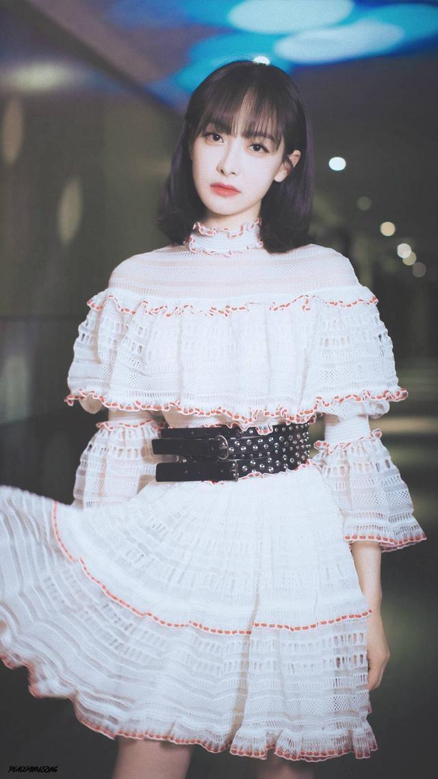赵丽颖荣获金鹰奖最佳女主角，实力展现变化的力量与自信的成就