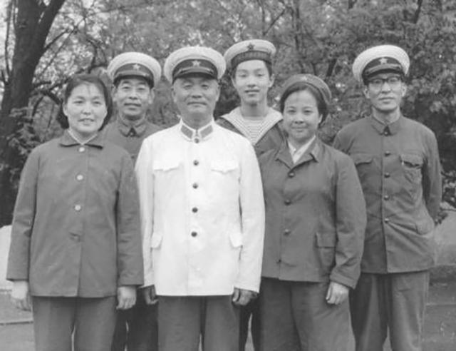 大老板因盗墓笔记痴迷，加入盗墓团开启探险之旅