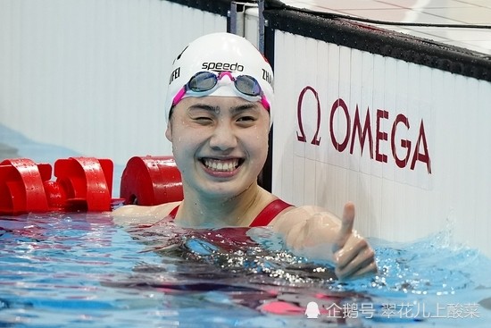 张雨霏闪耀泳池摘得女子50米自由泳银牌，小巷美食秘密揭晓！