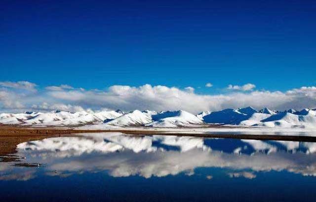 吴邦国同志生平照片，自然美景中的探索之旅