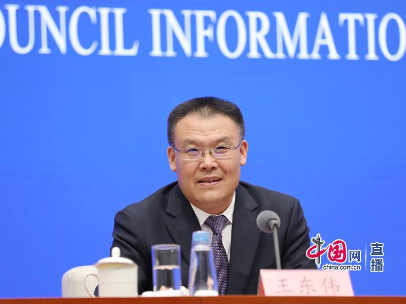 财政部部长，探索自然美景之旅，请大家放心启程！