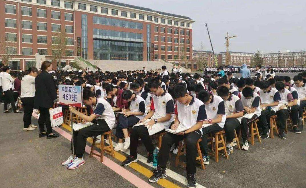男生食堂买饭遭阿姨多次无视背后的故事揭秘，被赶走的背后真相🍚👨‍🍳