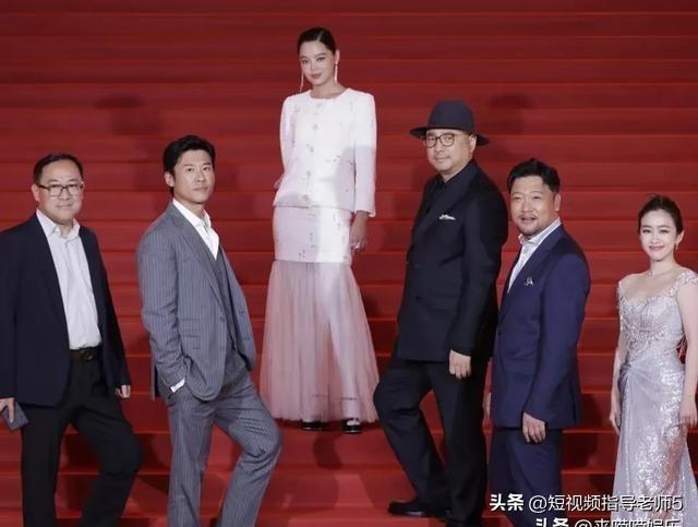 贾冰最新小品，变化中的学习展现自信与成就的力量
