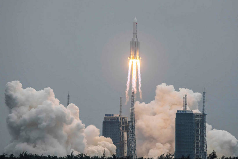 中国空间站最新动态与小巷星际奇遇，特色小店背后的神秘面纱