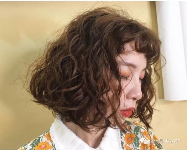 2019最新短发小卷烫发，展现变化之美，自信与成就的力量