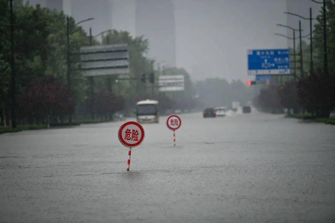 特大暴雨预警更新与小巷深处的独特风味探秘