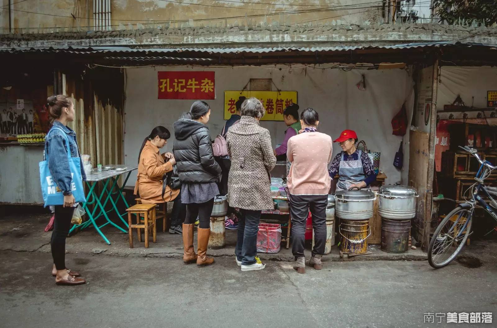 社区管控下的独特小巷探秘，隐藏版特色小店的非凡之旅