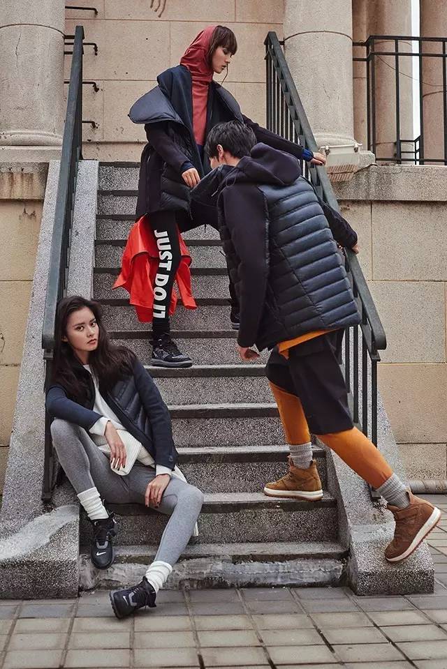 耐克穿搭模特最新风尚，自然美景中的旅行探索