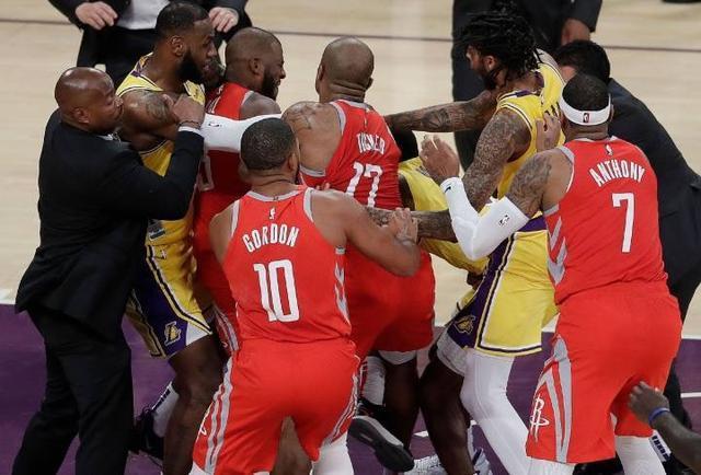 NBA火箭与湖人，球场热血与场外温馨的双重故事。