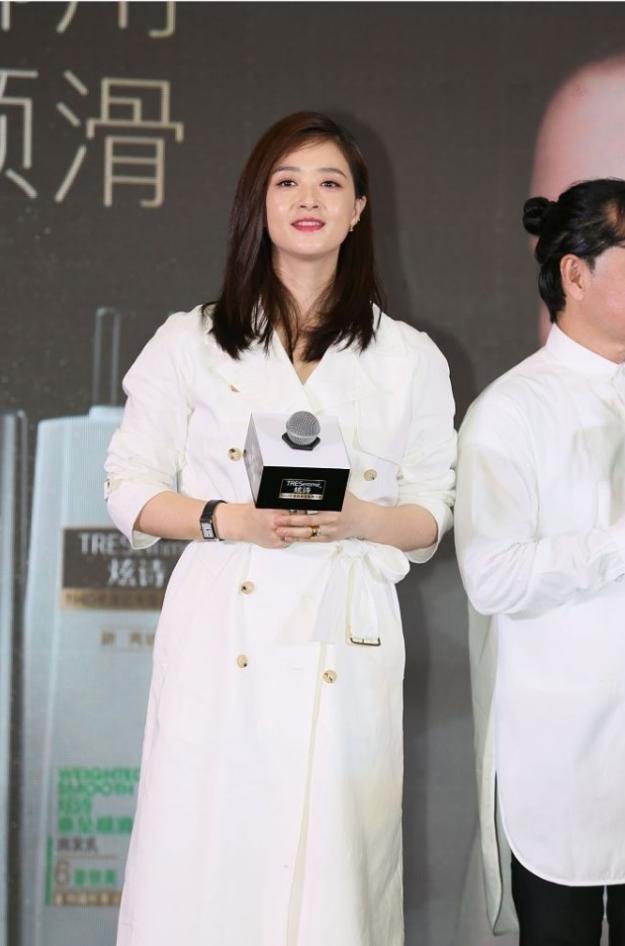 女发型中长发最新趋势，时尚魅力与多变造型的完美结合展现完美造型风采
