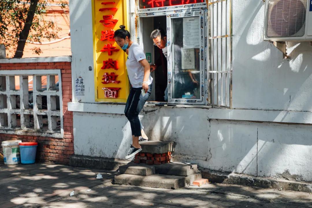 探索小巷神秘宝藏，最新短视频产品带你走进独特小店的故事