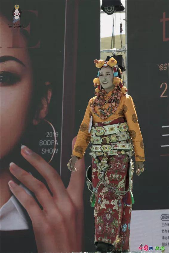 最新款藏袍，时尚与文化的完美融合