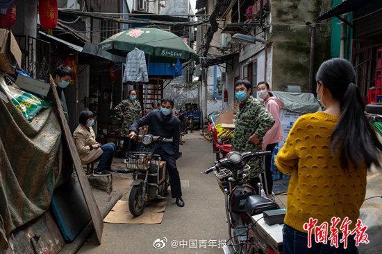武汉最新确诊背后的故事，小巷邂逅中的抗疫实录