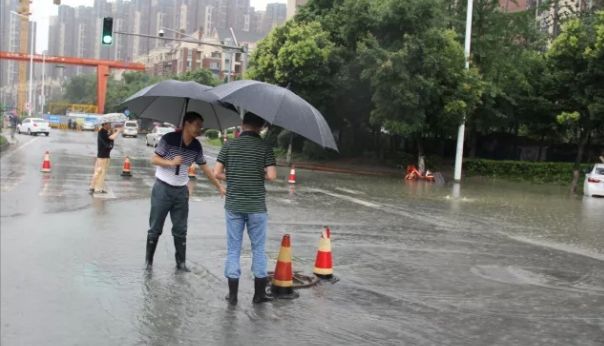 厦门暴雨实时报道，雨幕下的温情故事