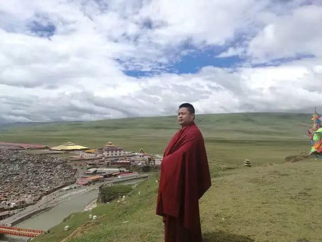 任氏演员与自然美景的奇妙相遇，内心宁静之旅