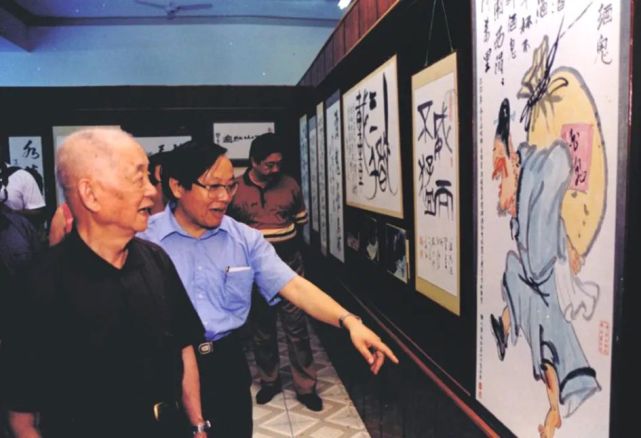 作协主席酒后闹事辱骂酒店前台事件，各方观点分析关于此事的深度探讨