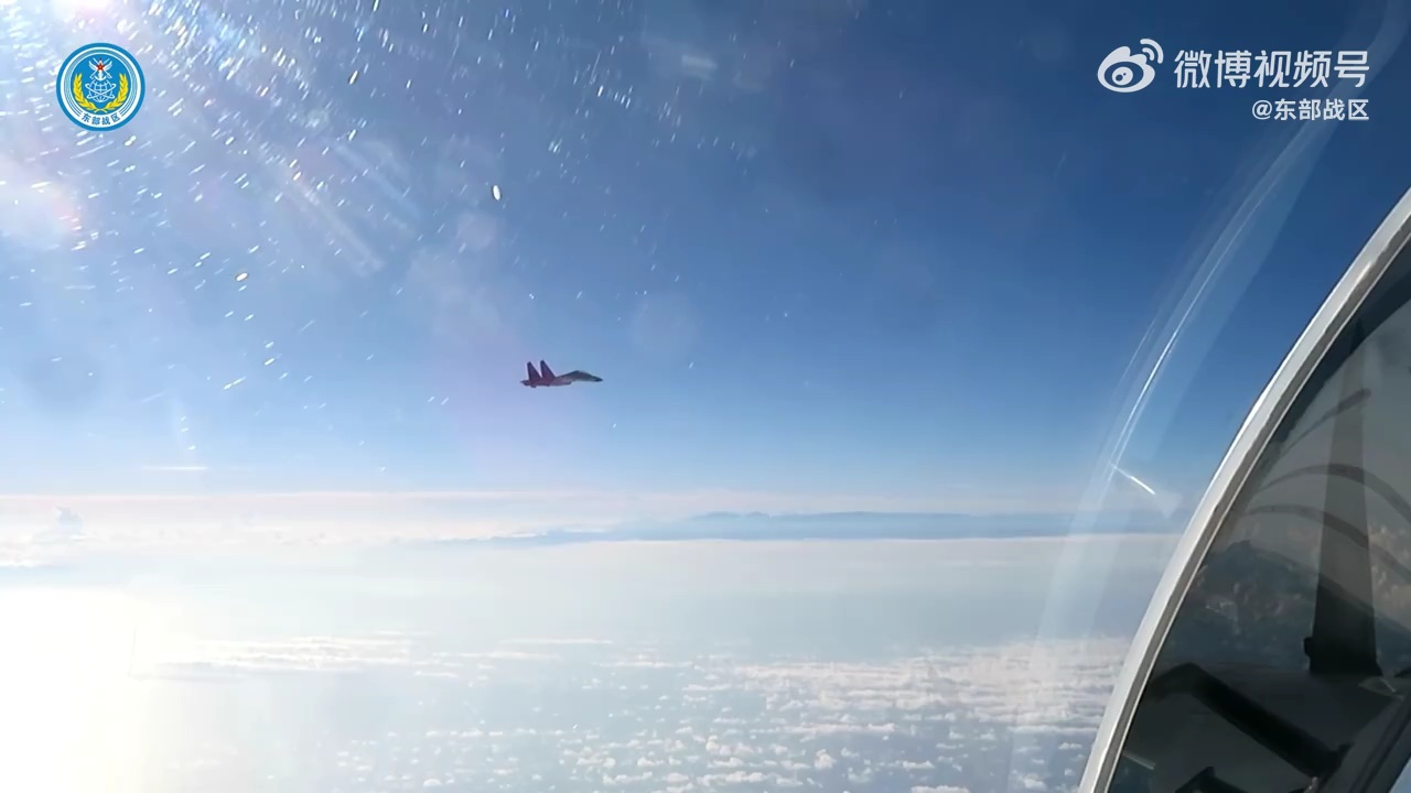 空军战机与宝岛台湾中央山脉同框,空军战机与宝岛台湾中央山脉同框，壮丽的融合