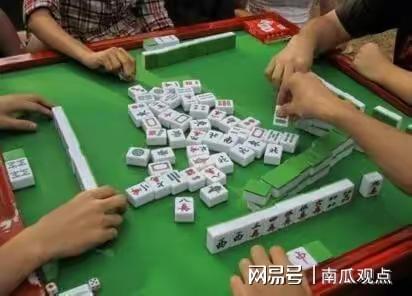 神秘小巷藏宝地揭晓！小伙麻将局一缺三，报警求助摇人记！