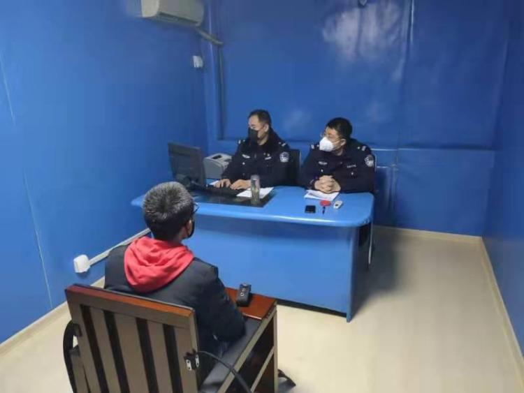 男子进小区遭拒辱骂保安引发友情瞬间风波