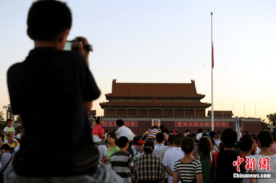 天安门下半旗悼念吴邦国同志，心灵与自然的哀思之旅