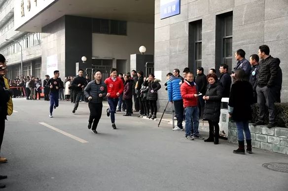 山西绛县干部饭店院内小便闹事事件回顾，干部行为引发社会关注