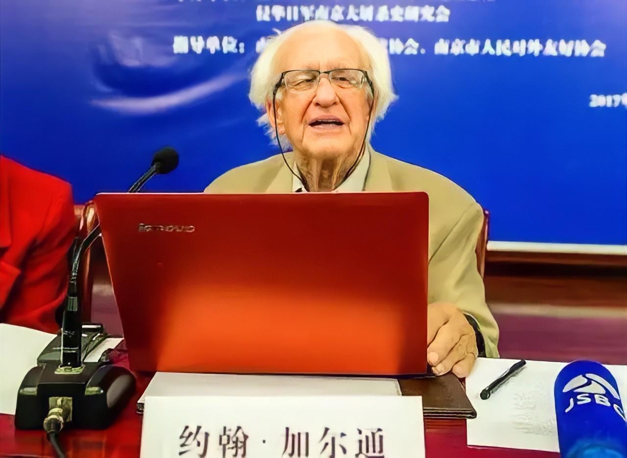 警惕行车安全，司机避让逆行老头乐却遭遇意外被撞解体！