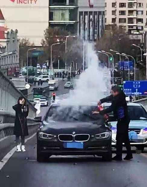 智能救援系统显神力，轿车自燃危机中爷孙获救，科技引领新时代救援行动