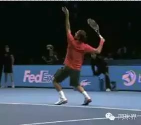 樊振东对费德勒发出ACE球，神奇ACE与温馨对决的瞬间