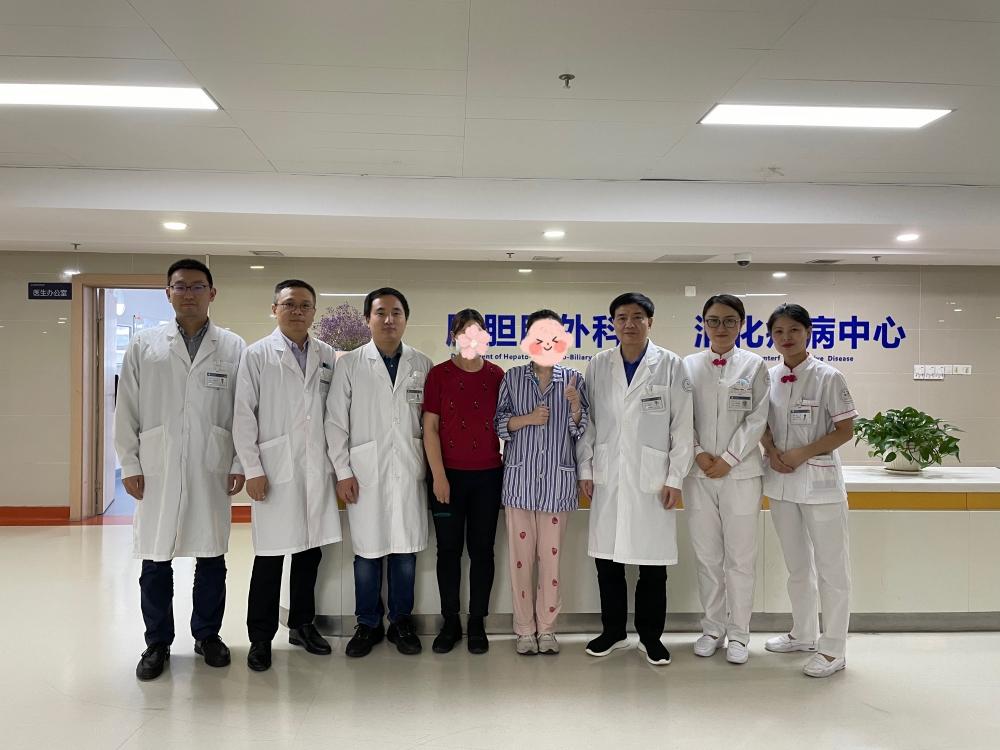 男子称医生在母亲手术时索要3000红包事件回顾，手术室门前的争议与反思